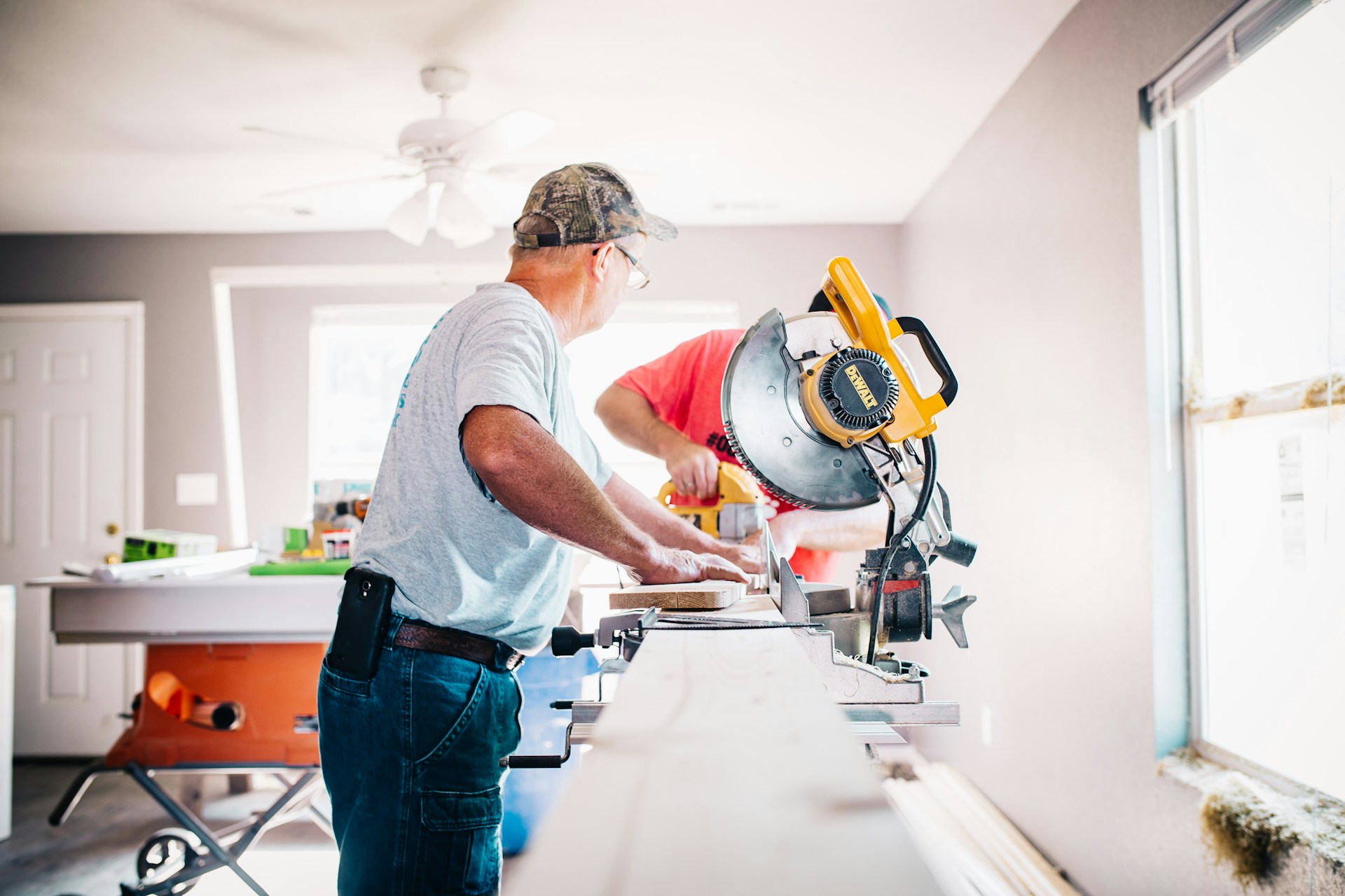 Artisan électricien au travail dans un appartement en cours de rénovation